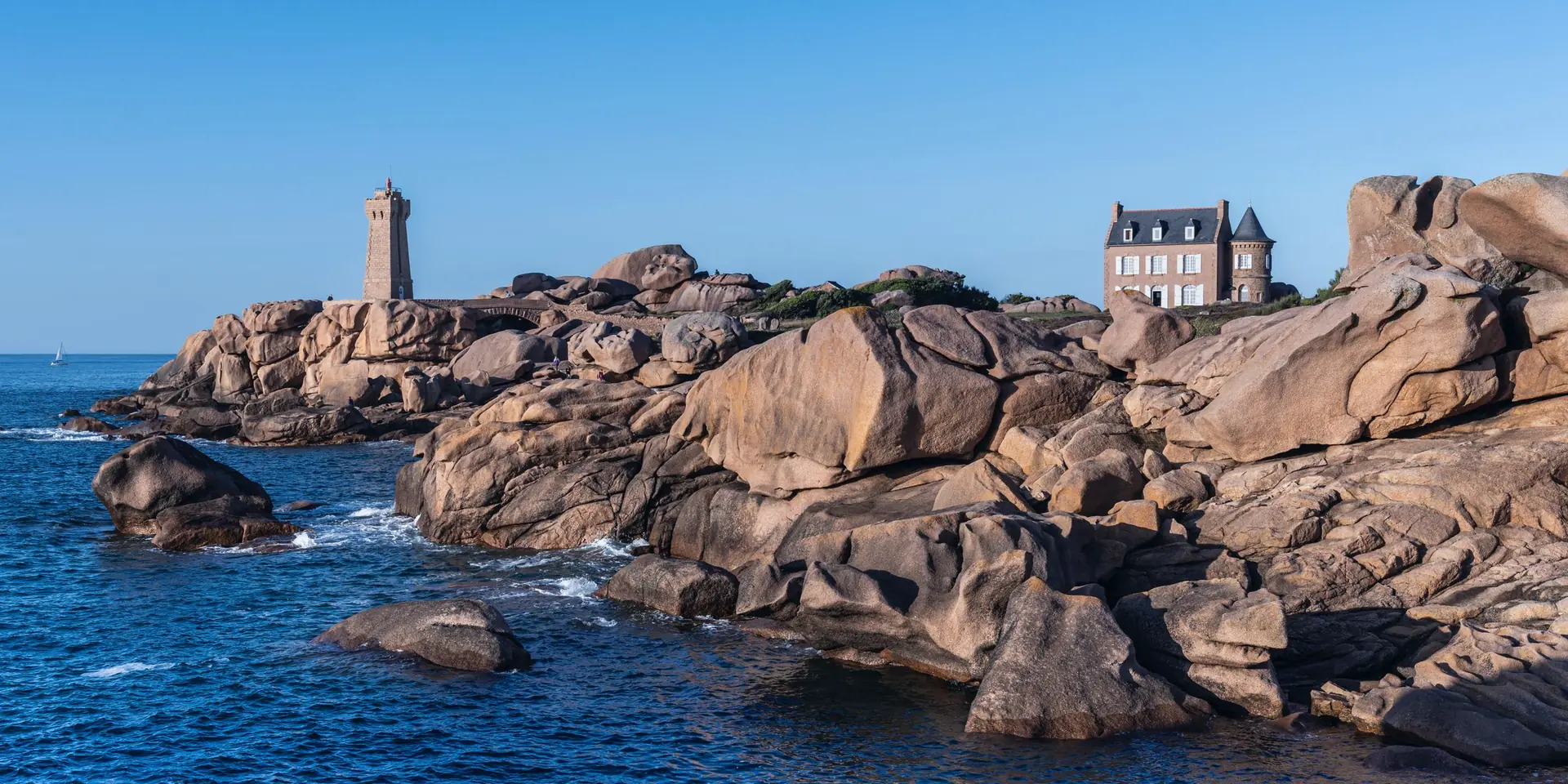 Côte bretonne avec phare et rochers de granit au bord de la mer